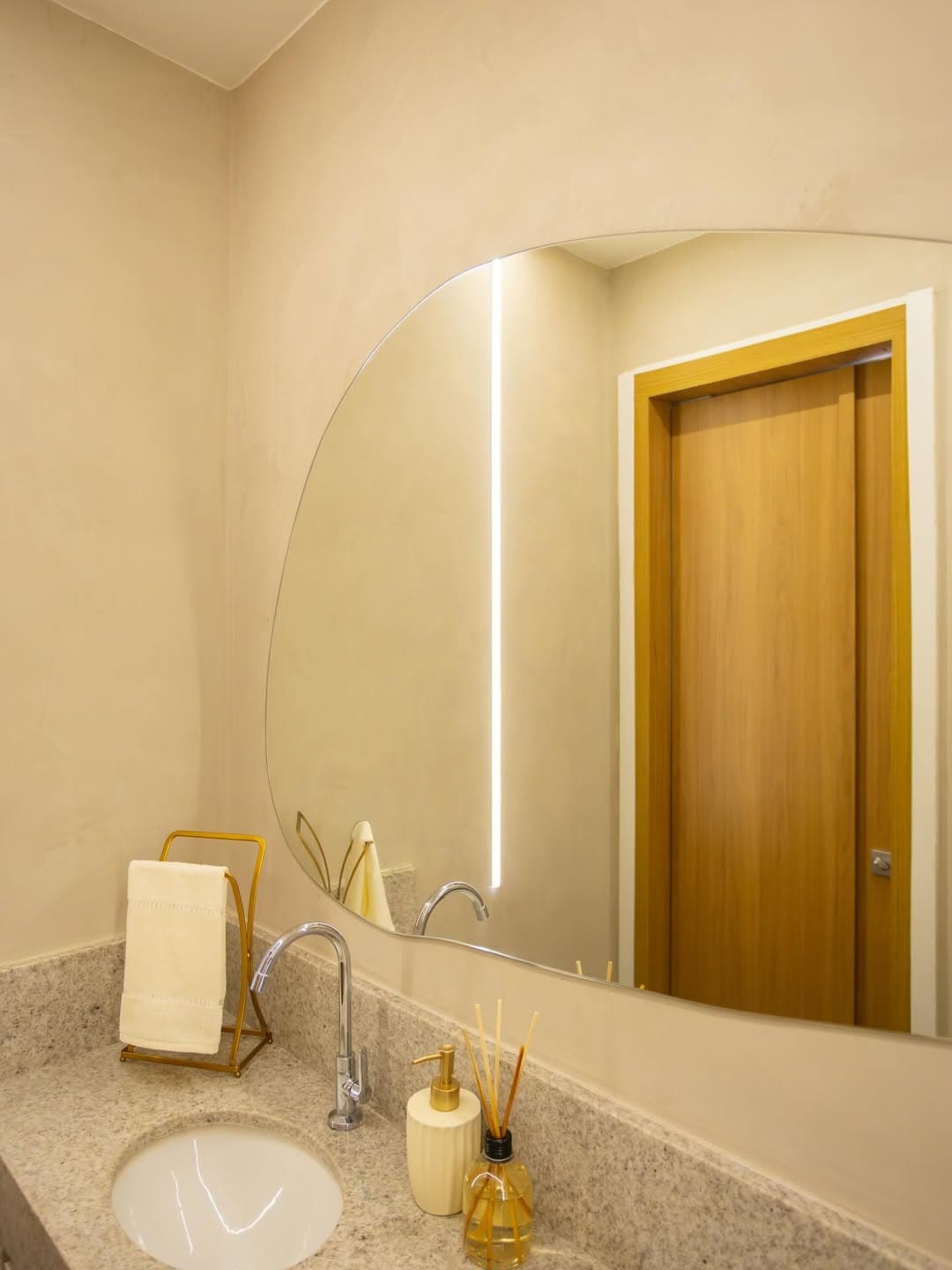 Lavabo com espelho orgânico